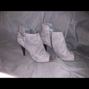 Grey ankle boot Sz: 8 1/2M